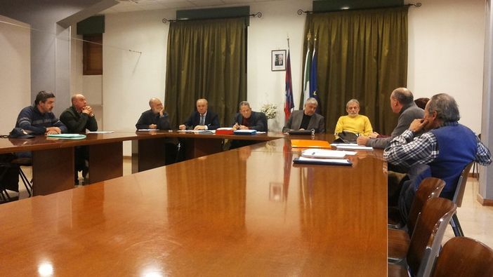 Il Consiglio Comunale di Sampeyre in un'immagine di repertorio