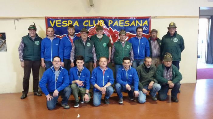 Il nuovo direttivo dei "Vespazzi" con gli Alpini che hanno cucinato il pranzo sociale Il nuovo direttivo dei "Vespazzi" con gli Alpini che hanno cucinato il pranzo sociale