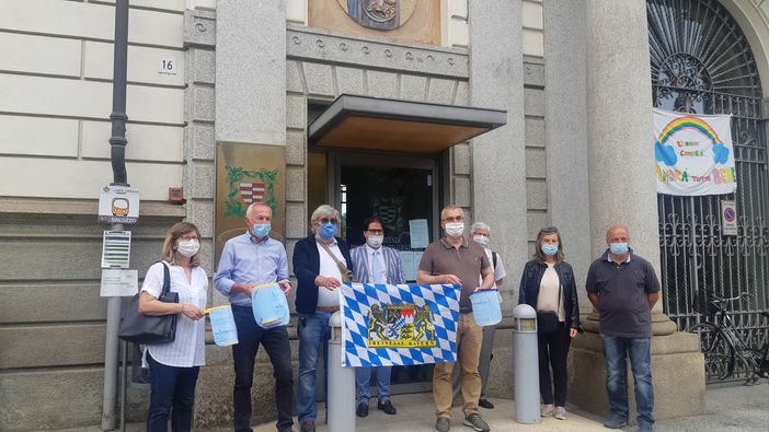 Saluzzo, la consegna delle visiere alla Residenza Tapparelli di Saluzzo