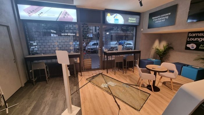 Spaccata al centro Samsung: 34enne condannato in direttissima a 8 mesi di reclusione