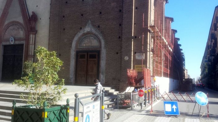 Saluzzo, Duomo, l'allestimento del ponteggio