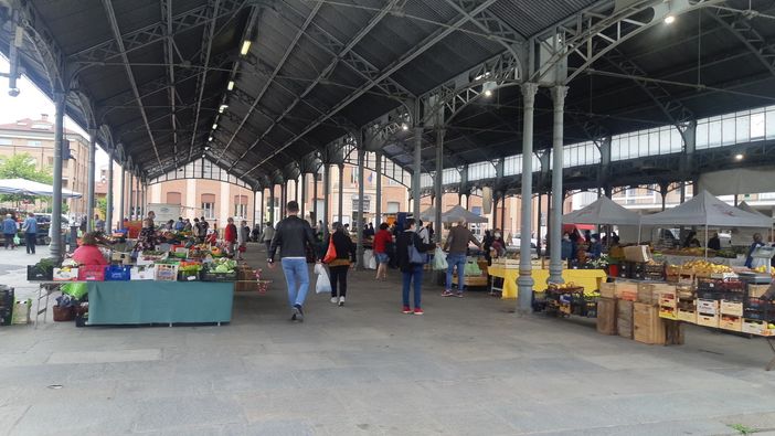Saluzzo, il mercato di piazza Cavour Saluzzo, il mercato di piazza Cavour