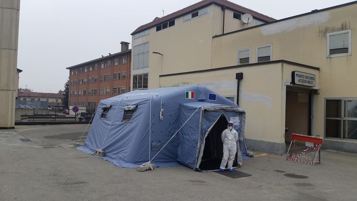 Saluzzo, la tenda del pre-triage della Protezione civile nel cortile del Pronto Soccorso dell'ospedale (in via del Follone)