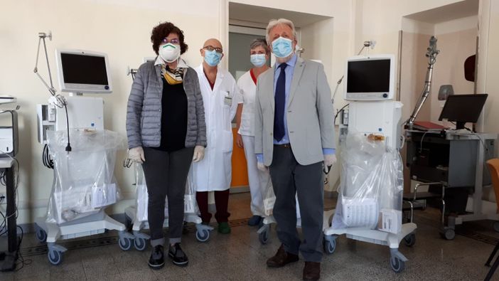 la consegna dei ventilatori polmonari da parte della Fondazione C.R.Saluzzo all'ospedale cittadino