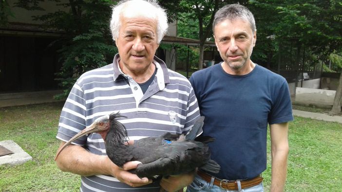 Il signor Bruno Vaschetti con il veterinario Fabrizio Milla e con Lancillotto