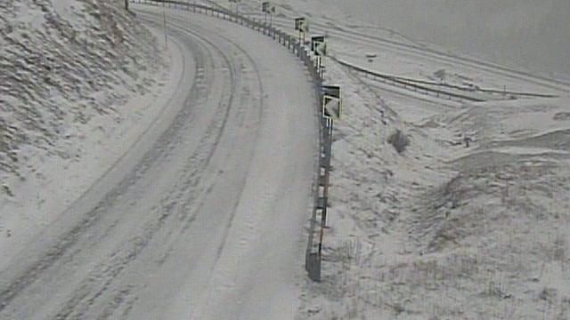 Nuvole e temperature in discesa: debole nevicata imbianca la statale 21 ad Argentera