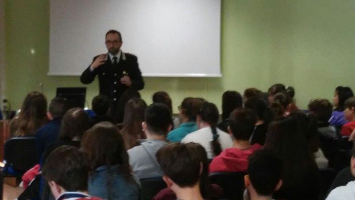 Saluzzo: si è parlato di cultura della legalità nell'incontro tra i carabinieri e gli studenti della media "Rosa Bianca" Saluzzo: si è parlato di cultura della legalità nell'incontro tra i carabinieri e gli studenti della media "Rosa Bianca"