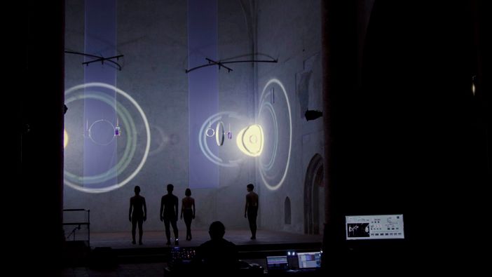 Performance di luci, musica e danza per la mostra “E luce fu” Performance di luci, musica e danza per la mostra “E luce fu”