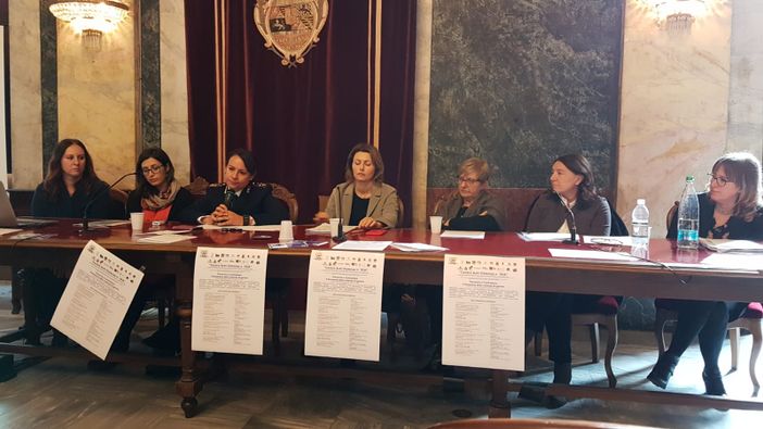 "Autori di violenza di genere e relazioni non violente tra uomini e donne": convegno a Cuneo "Autori di violenza di genere e relazioni non violente tra uomini e donne": convegno a Cuneo