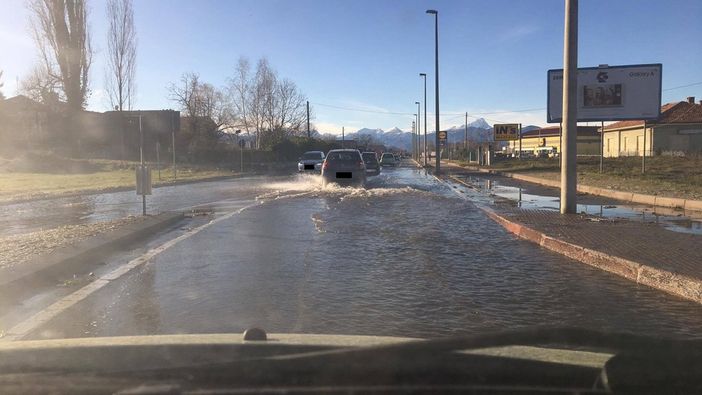 Cuneo, proseguono i disagi causati dalla tempesta di ieri: allagata via Sandro Pertini Cuneo, proseguono i disagi causati dalla tempesta di ieri: allagata via Sandro Pertini