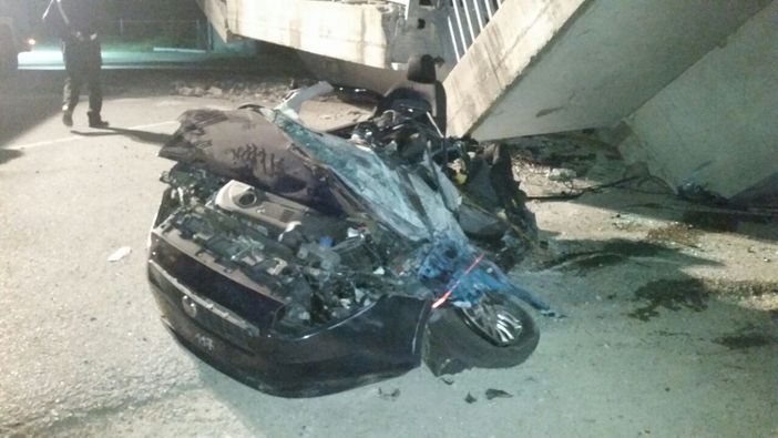 Ecco cosa resta dell'auto dei carabinieri schiacciata dal crollo del ponte a Fossano Ecco cosa resta dell'auto dei carabinieri schiacciata dal crollo del ponte a Fossano