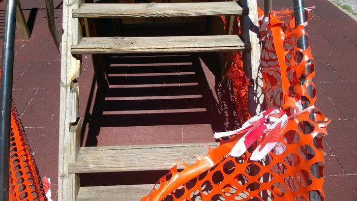 Un tour ai Giardini Fresia di Cuneo tra buche, giochi rotti e bivacchi Un tour ai Giardini Fresia di Cuneo tra buche, giochi rotti e bivacchi