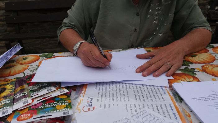 I Custodi di Comunità consegnano un dono agli anziani della Valle Stura