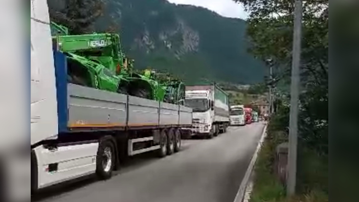 Statale 21 a Demonte: il passaggio di decine e decine di tir in cinque minuti [VIDEO]