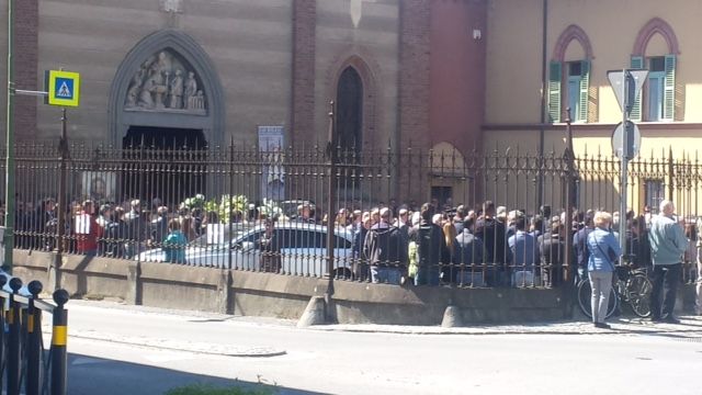 Commozione e silenzio per l'ultimo addio a Rossella, la mamma di Manta morta dopo il parto