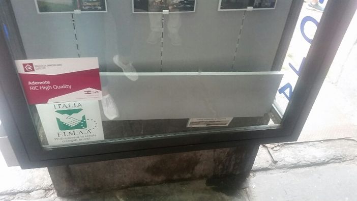 Furto in una vetrina espositiva in piazza Galimberti a Cuneo