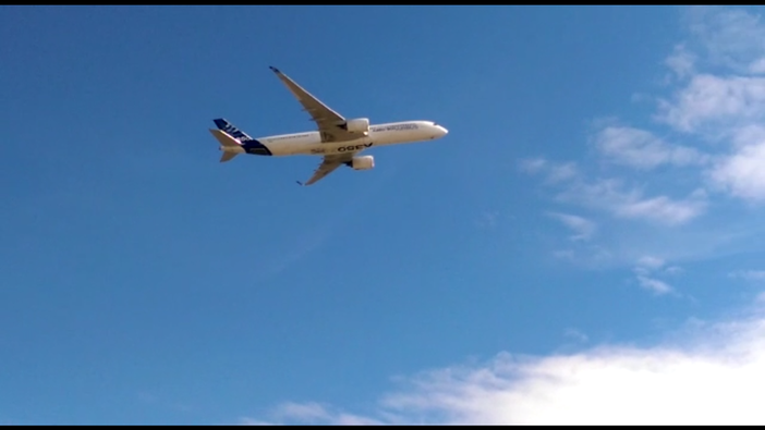 L'aereo del futuro sopra i cieli di Levaldigi: il volo dell'Airbus A350 (Guarda il video)