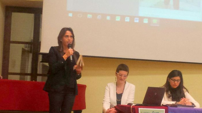 Boves, Vivien Massolino Mantelli ricorda Giulia Mereu alla Scuola di pace. Al tavolo Enrica Giordano e Karla Georgina Martinez Herrera