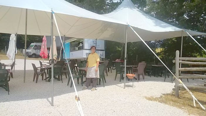 Chiara Buffa, accanto alla sua cucina mobile nei pressi del lago Scandarello