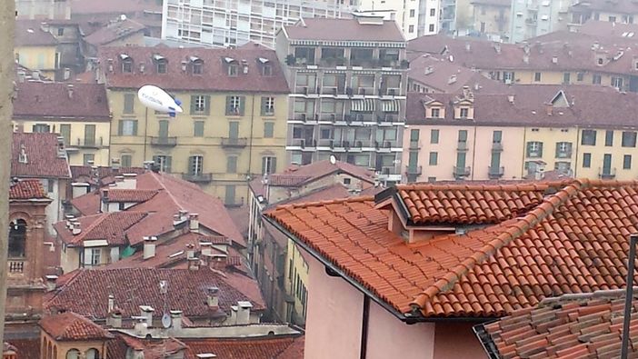 Saluzzo, il dirigibile Rotary visto dal centro storico