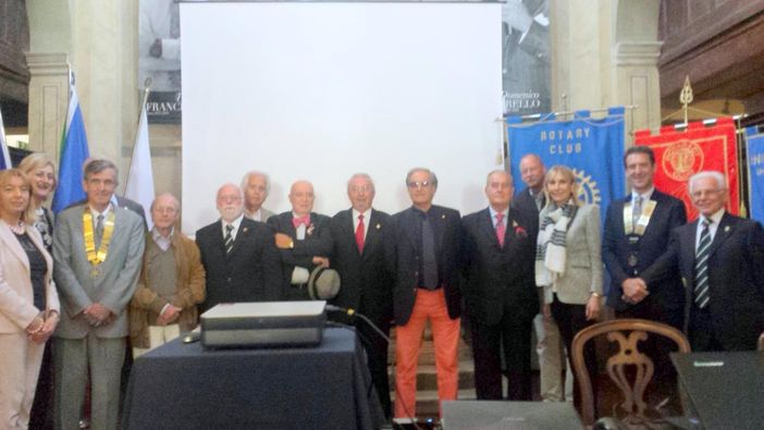 Rotary club Saluzzo, al centro l'attuale presidente Paolo Francese con il Governatore Tiziana Lazzari e il gruppo dei past president