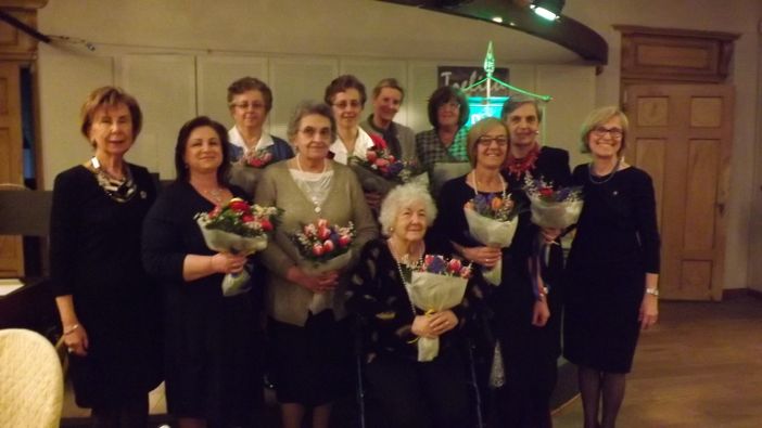 Saluzzo, Fidapa: le entratura delle nuove socie. A sinistra Graziella Camurati presidente del Distretto di Nord Ovest, a destra a presidente della sezione saluzzese Franca Battaglino