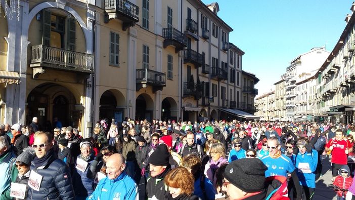 Saluzzo, Fitwalking del Cuore, passaggio in Corso Italia Saluzzo, Fitwalking del Cuore, passaggio in Corso Italia