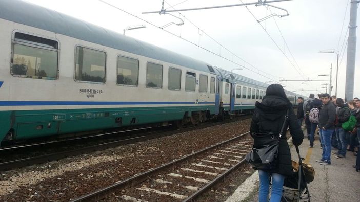 Rimborsi per Covid-19 su biglietti e abbonamenti dei treni, i pendolari: “Non sono ancora stati attivati, situazione abbastanza stucchevole” Rimborsi per Covid-19 su biglietti e abbonamenti dei treni, i pendolari: “Non sono ancora stati attivati, situazione abbastanza stucchevole”