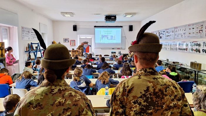 I ragazi della primaria di Encie a lezioni di "ordigni" nella Caserma di Fossano I ragazi della primaria di Encie a lezioni di "ordigni" nella Caserma di Fossano