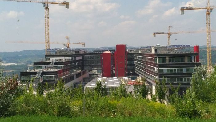 Il cantiere dell'ospedale unico Alba-Bra in una foto di repertorio Il cantiere dell'ospedale unico Alba-Bra in una foto di repertorio
