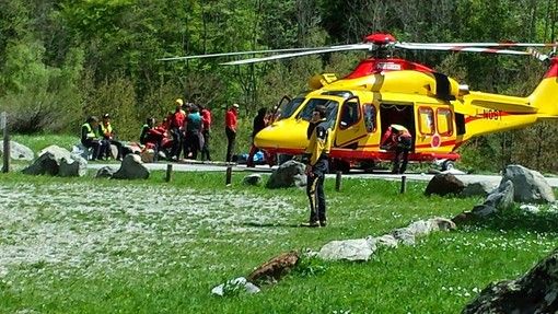 Gli uomini del soccorso alpino e l'arrivo dell'elisoccorso