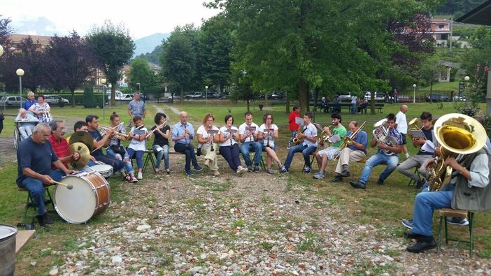 Pranzo estivo alla Casa di riposo di Paesana: un bel momento di festa comunitaria Pranzo estivo alla Casa di riposo di Paesana: un bel momento di festa comunitaria