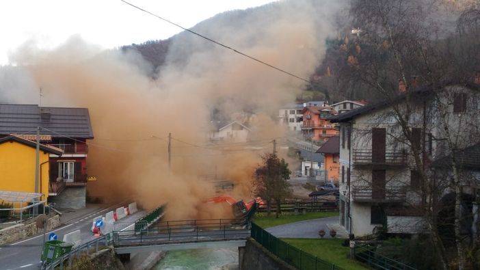 La nube levatasi ieri nel cielo di Frabosa Sottana in seguito all'incidente lungo il torrente Maudagna