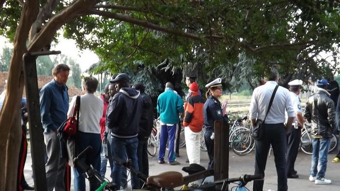 Sloggiati dalla stazione, i migranti nordafricani nei giorni scorsi hanno anche dovuto lasciare il Foro Boario per la concomitanza con la Fiera della meccanica agricola Sloggiati dalla stazione, i migranti nordafricani nei giorni scorsi hanno anche dovuto lasciare il Foro Boario per la concomitanza con la Fiera della meccanica agricola