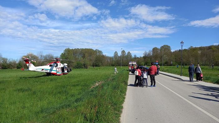 Tenta di spegnere un fuoco fuori controllo. Uomo di 60 anni si ustiona a Bernezzo, elitrasportato al Cto