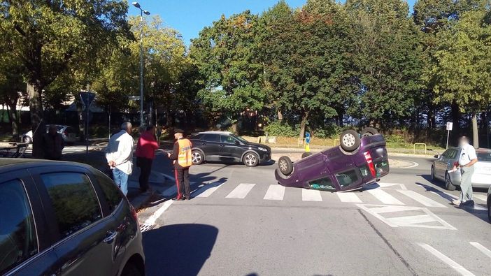 Incidente in zona stadio a Cuneo, macchina si ribalta: intervengono carabinieri, vigili del fuoco e sanitari Incidente in zona stadio a Cuneo, macchina si ribalta: intervengono carabinieri, vigili del fuoco e sanitari