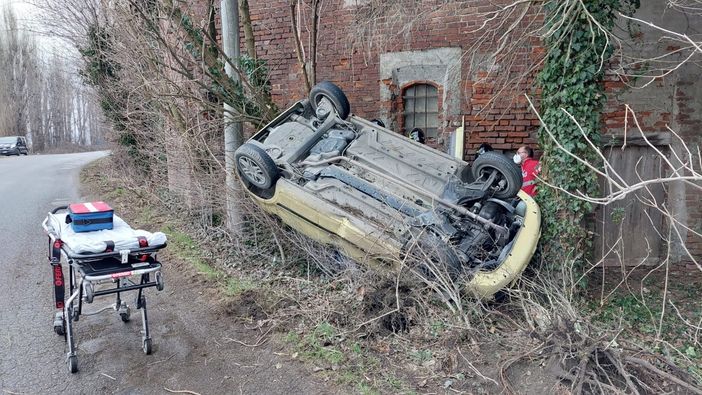 Auto si ribalta a Savigliano, ferite lievi per la donna alla guida