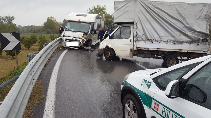 Frontale tra un camper e un furgone con tamponamento: traffico bloccato per due ore