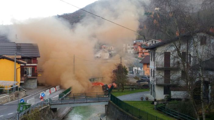 Frabosa Sottana: ruspa scivola nel Maudagna e colpisce tubatura di gas metano (Guarda la gallery e il video) Frabosa Sottana: ruspa scivola nel Maudagna e colpisce tubatura di gas metano (Guarda la gallery e il video)