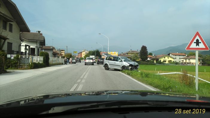 Incidente a Beguda sulla statale 21: vettura abbatte un palo della luce