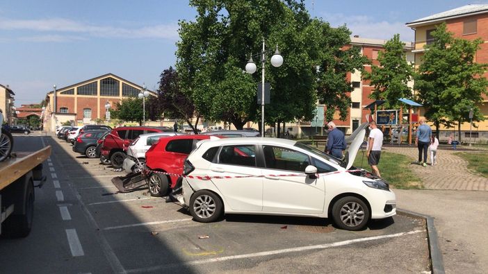 Bra, perde il controllo dell’auto e si schianta contro 7 auto in sosta