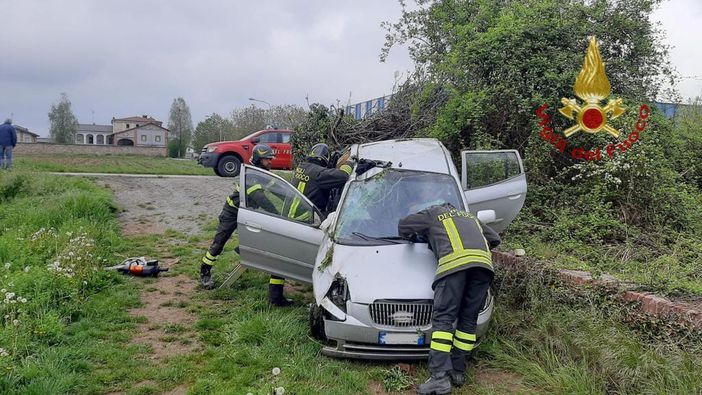 Auto fuori strada a Borgo San Dalmazzo, ferita la conducente