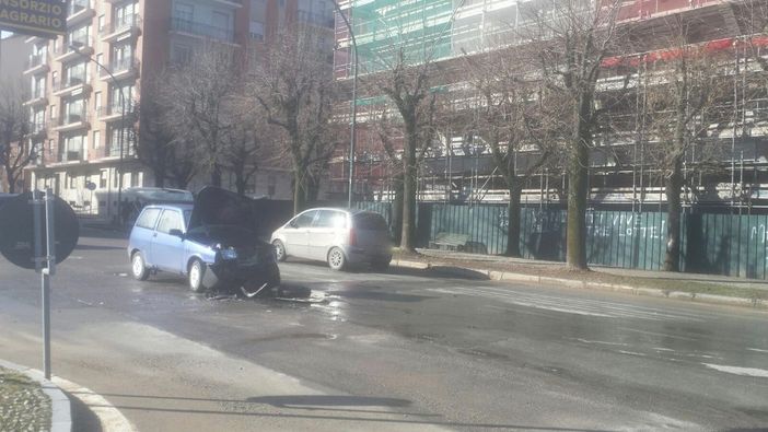 Auto a fuoco dopo uno scontro con furgoncino in via Giovenale a Saluzzo Auto a fuoco dopo uno scontro con furgoncino in via Giovenale a Saluzzo