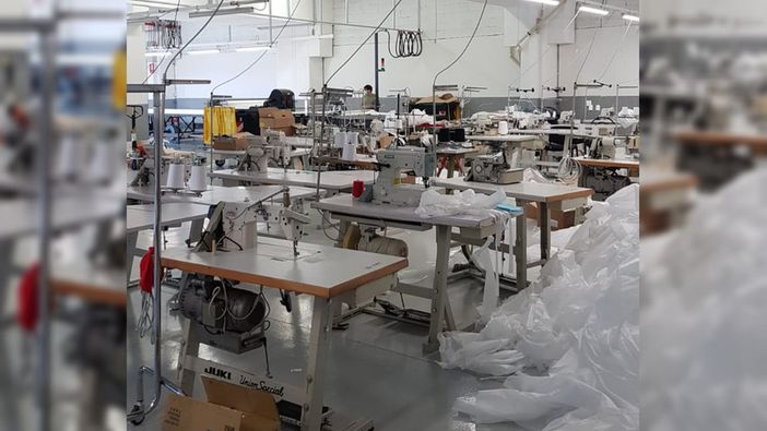 La Polizia scopre un centro illegale per produrre mascherine a Torino, operavano per conto di una ditta cuneese