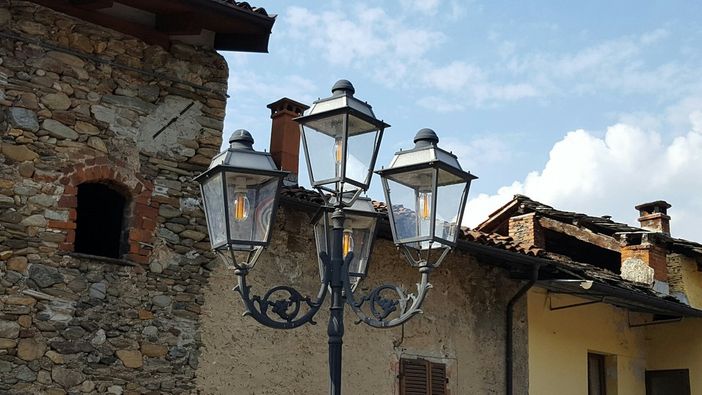 Una luce nuova per Rossana: lampade a led accese prima dell'inverno Una luce nuova per Rossana: lampade a led accese prima dell'inverno