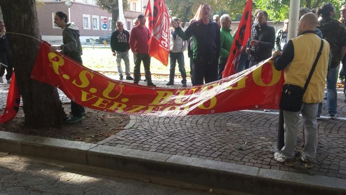 Accolta la proposta dell’opposizione di Saluzzo in sostegno agli operai Burgo: al presidio di Cuneo presenti gli assessori Pignatta e Neberti