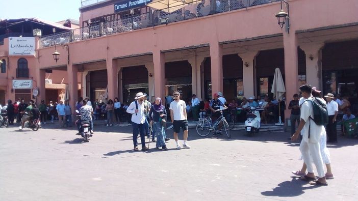 Una voce diversa dal Marocco: "C'è enorme bisogno di aiuto, ma non a Marrakech. Qui la vita è quella di sempre"