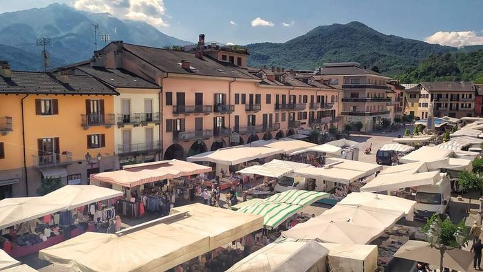 Il mercato in piazza Italia a Boves