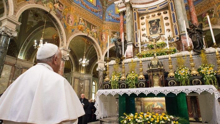 Nella foto papa Francesco sosta in preghiera davanti all’effigie della Madonna del Rosario, a Pompei