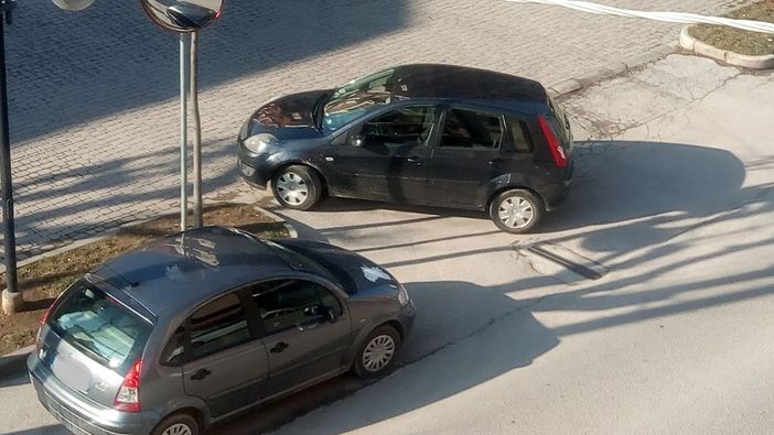 Ancora parcheggi selvaggi in viale Stazione a Dronero